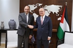 مصطفى يطلع وزير خارجية اليونان على مستجدات الأوضاع في فلسطين