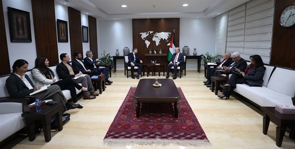 مصطفى يبحث مع وكيل الأمين العام للأمم المتحدة للشؤون الإنسانية مضاعفة الجهود والتنسيق لتنفيذ خطة الحكومة الإغاثية في قطاع غزة