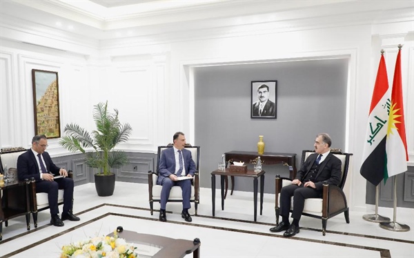 مسؤول في حكومة إقليم كردستان يتسلم نسخة من البراءة القنصلية للقنصل العام الفلسطيني ماهر كركي