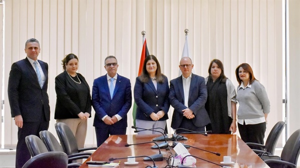 الوزيرة شاهين تلتقي الأمين العام لاتحاد نقابات العمال في المملكة المتحدة وتطلعه على آخر المستجدات