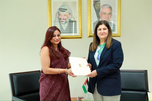 د.شاهين تتسلّم نسخة من أوراق اعتماد سفيرة جمهورية الهند لدى دولة فلسطين