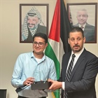 سفارة فلسطين لدى المجر تقدم درع طالب العام  للطالب عمر أبو سهمود