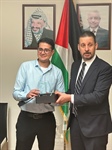 سفارة فلسطين لدى المجر تقدم درع طالب العام  للطالب عمر أبو سهمود