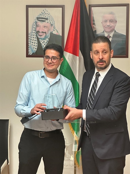 سفارة فلسطين لدى المجر تقدم درع طالب العام  للطالب عمر أبو سهمود