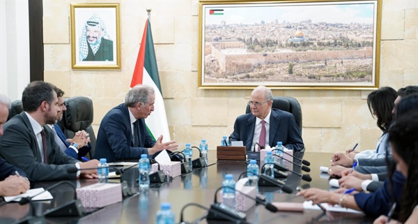 مصطفى يبحث مع الممثل الأوروبي الخاص لعملية السلام آخر المستجدات وجهود وقف إطلاق النار
