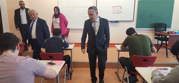 السفير أبو الرب يتفقد الاستعدادات النهائية لعقد امتحانات "التوجيهي" في مجمع المدارس الفلسطينية بالدوحة