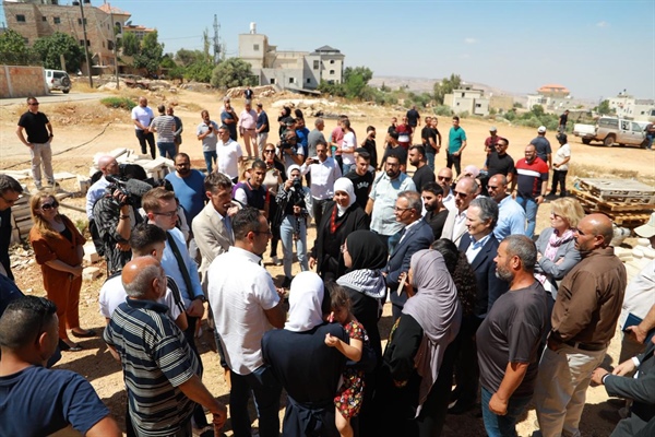 جولة ميدانية لسفراء وقناصل أكثر من ٢٠ دولة ومنظمة دولية إلى قرية كفر مالك