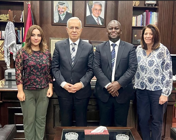 السفير الرفاعي يبحث مع مدير الأونروا التحديات المالية وسبل استمرار خدمات اللاجئين