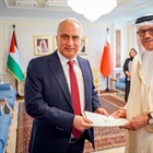 السفير صالح يقدم نسخة من أوراق اعتماده سفيرا لدولة فلسطين لدى مملكة البحرين