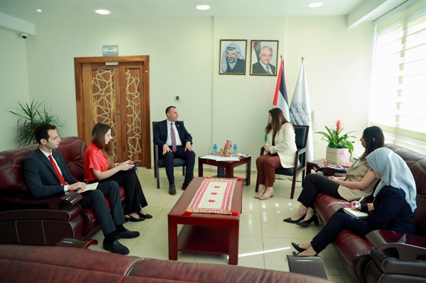 الوزيرة شاهين تستقبل السفير الفنزويلي وتشيد بمواقف بلاده الثابتة والداعمة لفلسطين