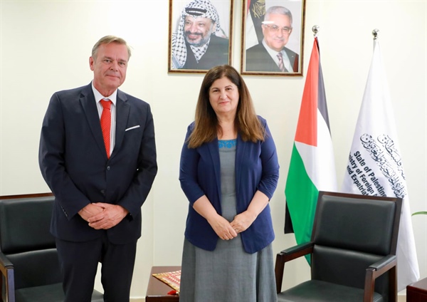 الوزيرة شاهين تبحث مع السفير الهولندي تطورات الأوضاع في فلسطين