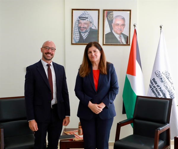وزيرة الخارجية تبحث مع القائم بأعمال القنصل البريطاني أهمية المضي قدمًا في الاعتراف بدولة فلسطين