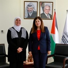 التقت وزيرة الخارجية والمغتربين، د.فارسين أغابكيان شاهين، اليوم الثلاثاء في مقر الوزارة، محافظ محافظة رام الله والبيرة، د. ليلى غنام، حيث جرى بحث ومتابعة الجهود المبذولة