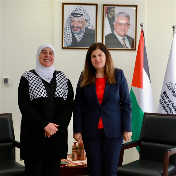 التقت وزيرة الخارجية والمغتربين، د.فارسين أغابكيان شاهين، اليوم الثلاثاء في مقر الوزارة، محافظ محافظة رام الله والبيرة، د. ليلى غنام، حيث جرى بحث ومتابعة الجهود المبذولة