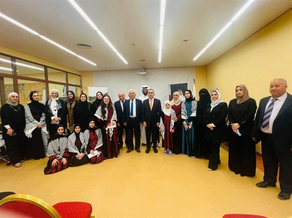 أبو الرب يتفقد سير العام الدراسي في مجمع المدارس الفلسطينية بالدوحة