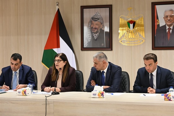 وزيرة الخارجية تلتقي عددًا من المواطنين الفلسطينيين القادمين من قطاع غزة خلال حرب الإبادة الجماعية في مصر