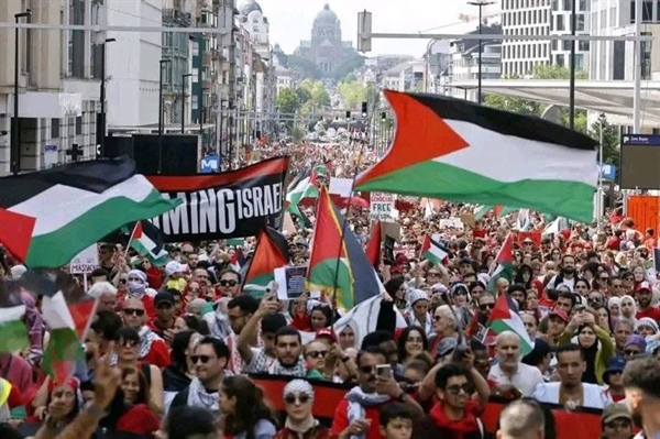 ضمت نحو 140 ألف متضامن: بعثة فلسطين في بروكسل تشارك في مسيرة "الخط الأحمر من أجل غزة"