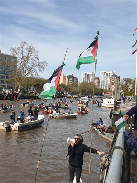 مظاهرة بالقوارب في الأرجنتين دعماً لفلسطين وتنديداً بالإبادة