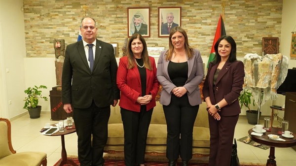 وزيرة الخارجية تلتقي ممثلي الأحزاب السياسية في اليونان