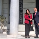وزيرة الخارجية تبحث مع نظيرها اليوناني سبل تعزيز العلاقات الثنائية وتؤكد أهمية الاعتراف بدولة فلسطين