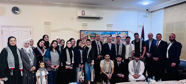 السفير أبو الرب يكرّم طلبة الثانوية العامة ويلتقي أولياء أمورهم في أجواء تربوية ووطنية بالدوحة