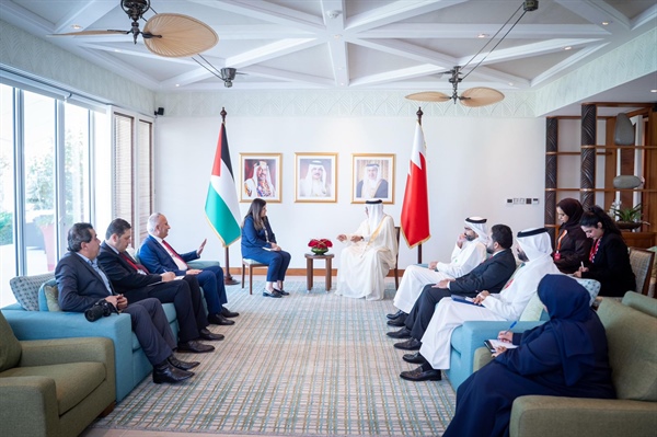 الوزيرة شاهين تلتقي وزير خارجية مملكة البحرين على هامش مؤتمر المنامة