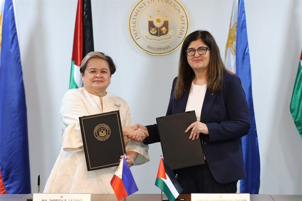وزيرة الخارجية تبحث تطوير العلاقات وتعزيز الشراكة مع نظيرتها الفلبينية في مانيلا