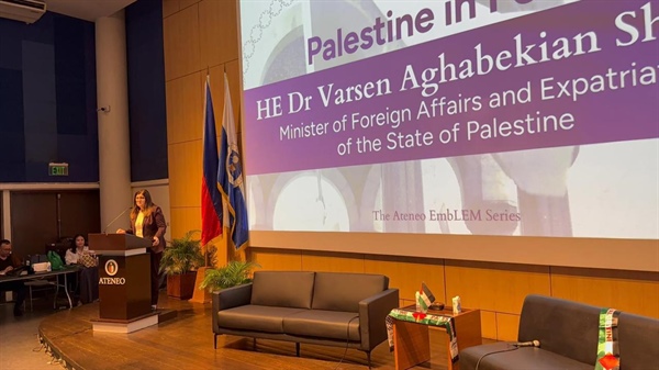 الوزيرة شاهين تلقي محاضرة في جامعة أتينيو دي مانيلا حول الواقع السياسي والإنساني في فلسطين