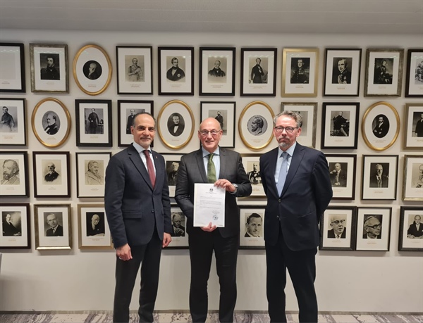 لاهاي: السفير حجازي يسلم وثيقة انضمام فلسطين للجنة الدولية لشؤون المفقودين