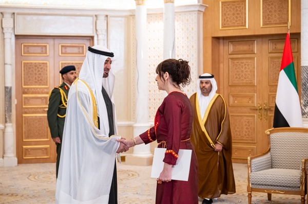 السفيرة الرمحي تقدّم أوراق اعتمادها إلى رئيس دولة الإمارات