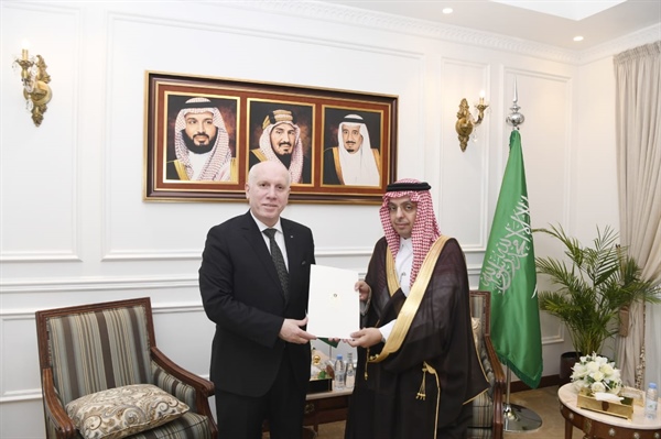القنصل العام لدولة فلسطين لدى المملكة العربية السعودية يقدم أوراق اعتماده