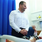رئيس وزراء مالطا يعود طفلا جريحا من غزة