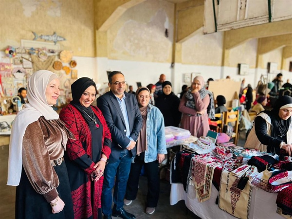 القنصلية الفلسطينية بالإسكندرية تشارك العائلات الفلسطينية في بازار عيد الميلاد