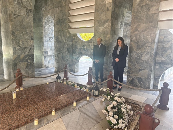 Minister of Foreign Affairs Lays Wreath at Mausoleum of Ghana’s Founding Father Kwame Nkrumah