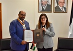 الوزيرة شاهين تسلّم وسام نجمة الصداقة إلى سفير جنوب أفريقيا لدى دولة فلسطين