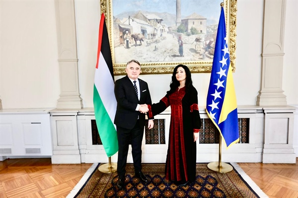 السفيرة سلفيا خروف تقدّم أوراق اعتمادها لرئيس مجلس رئاسة البوسنة والهرسك