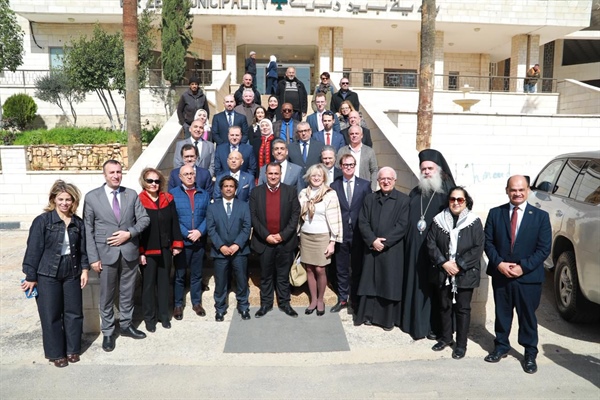 الخارجية بالشراكة مع بلدية بيرزيت ومحافظة رام الله والبيرة تنظم جولة ميدانية للسلك الدبلوماسي إلى رأس عطارة في بيرزيت