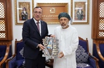 الرويضي يبحث مع رئيس الجمعية العُمانية للكتاب والأدباء التعاون الأدبي والثقافي