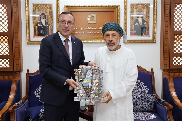 الرويضي يبحث مع رئيس الجمعية العُمانية للكتاب والأدباء التعاون الأدبي والثقافي
