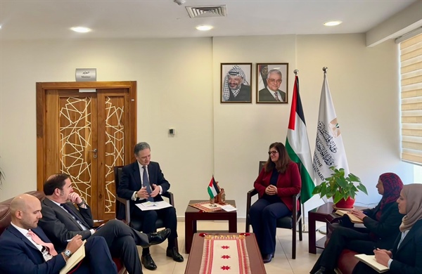 الوزيرة شاهين تعقد اجتماعاً مع القنصل العام الإسباني لدى دولة فلسطين