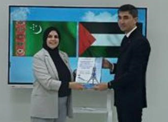 أبو حجلة تبحث مع رئيس معهد اللغات الوطنية في تركمانستان آفاق التعاون الثقافي والأكاديمي