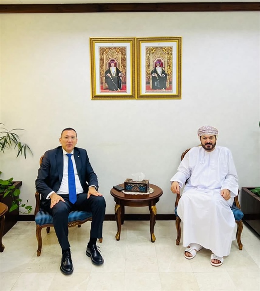 السفير الرويضي يُطلع مسؤولا عُمانيا على الأوضاع في فلسطين