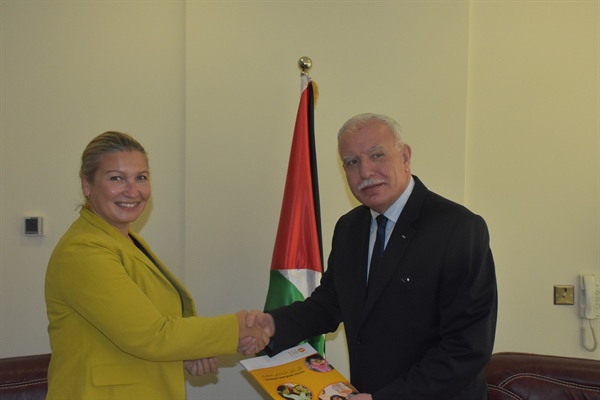 المالكي يتسلم نسخة من اوراق تعيين ممثلة صندوق الأمم المتحدة للسكان لدى دولة فلسطين