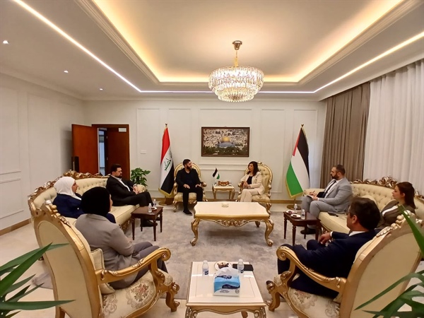 سفيرة دولة فلسطين لدى جمهورية العراق تكرم الطبيب العراقي محمد الطاهر