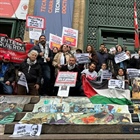 وقفة تضامنية في كلية الطب بجامعة بوينس آيرس تطالب بالإفراج عن العاملين في القطاع الصحي الفلسطيني