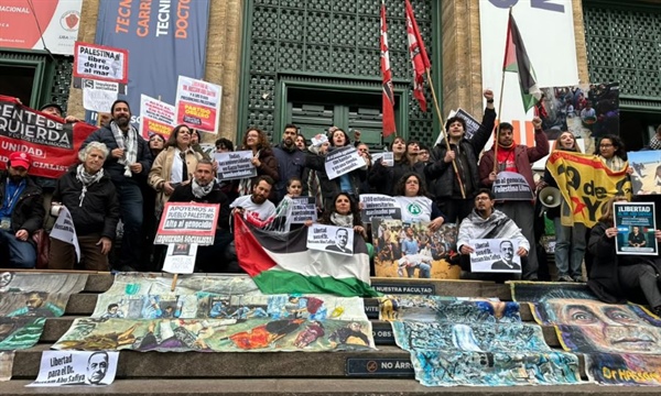 وقفة تضامنية في كلية الطب بجامعة بوينس آيرس تطالب بالإفراج عن العاملين في القطاع الصحي الفلسطيني