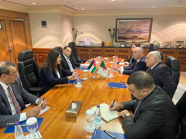 د. شاهين وزيرة الخارجية والمغتربين تلتقي وزير خارجية الجزائر في جدة