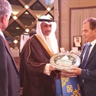 السفير أبو زيد يكرم معالي السيد مرزوق الغانم رئيس مجلس الأمة الكويتي ويقلده مجسم قبة الصخرة المشرفة ومجسم خارطة فلسطين التاريخية