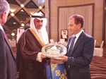 السفير أبو زيد يكرم معالي السيد مرزوق الغانم رئيس مجلس الأمة الكويتي ويقلده مجسم قبة الصخرة المشرفة ومجسم خارطة فلسطين التاريخية