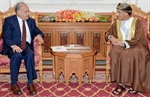 السفير جرادات يسلم رسالة خطية الى نائب رئيس الوزراء العماني